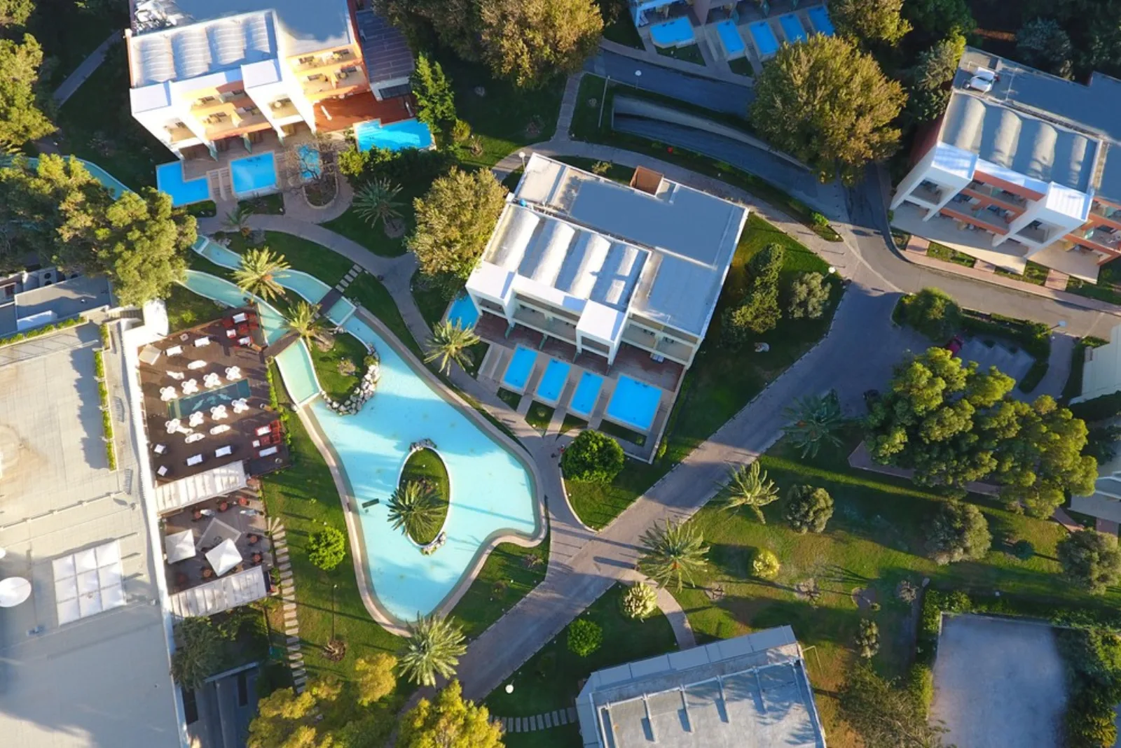 Πισίνες & κήποι